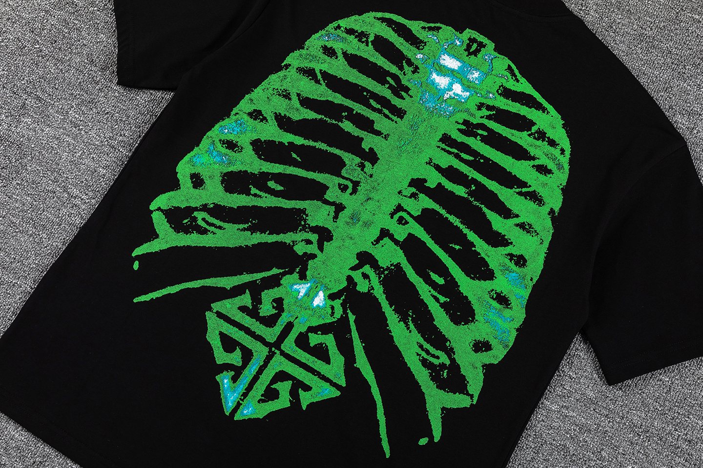 GUAPI Skull Ribcage Graphic T-Shirt — detail